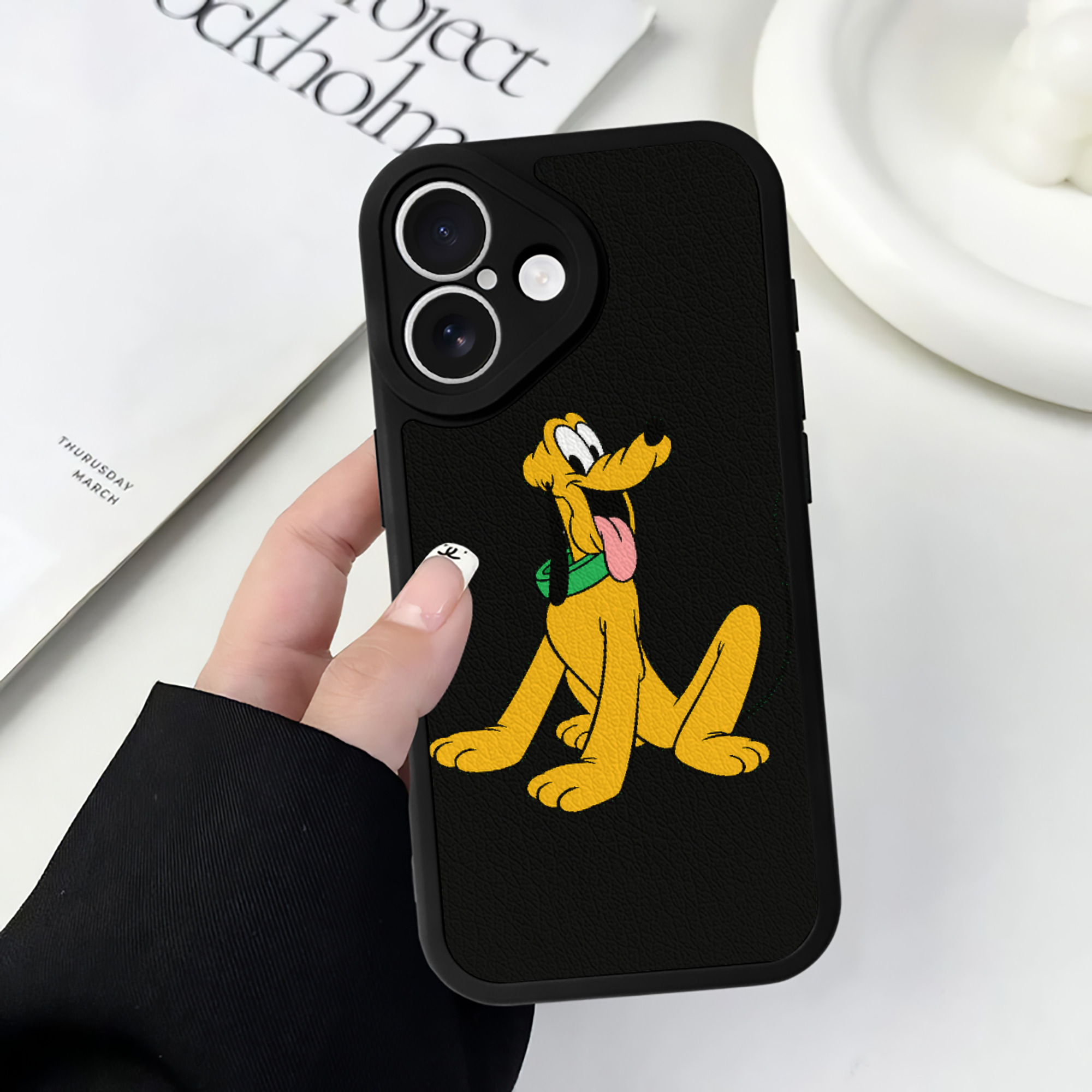 （画像用） ミッキーマウス Mickey Mouse 【iPhone 16シリーズ対応】シリコンスマホケース（レザー調） 材質：シリコン